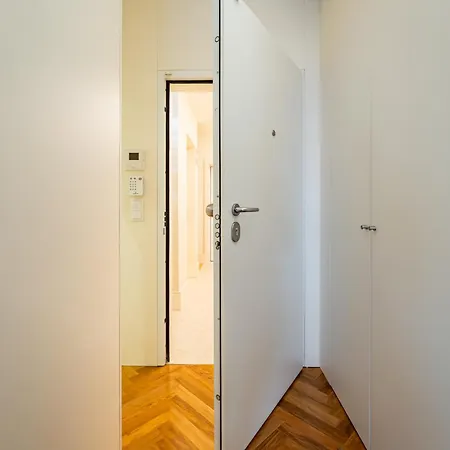 Chic And Glamorous Downtown With Terrace-f Apartamento